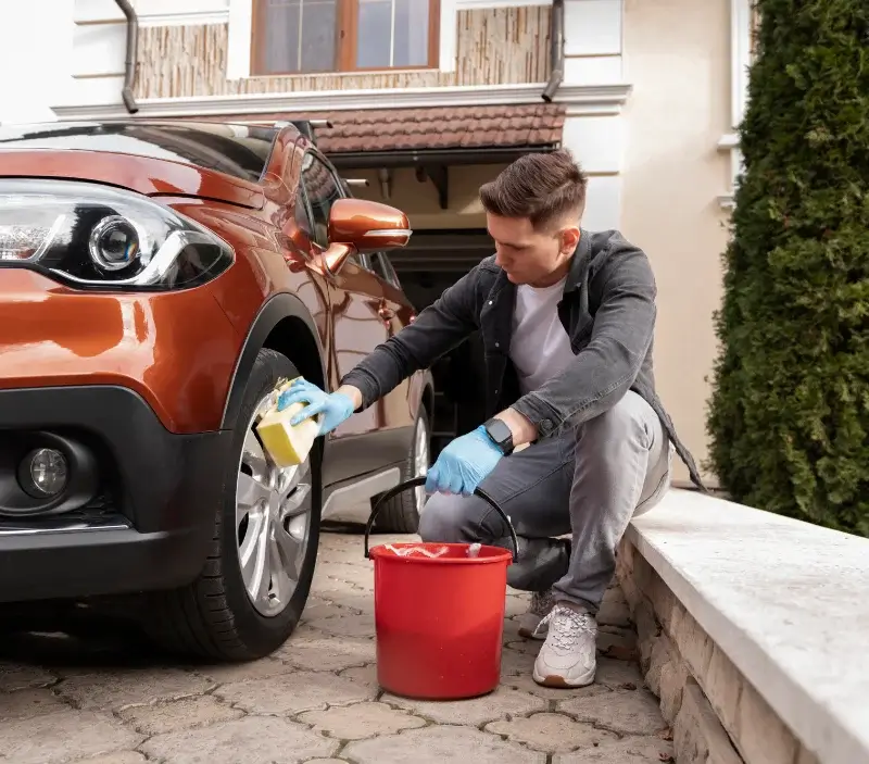 Lavage auto à domicile Vieux-Charmont : professionnel intervenant sur un véhicule
